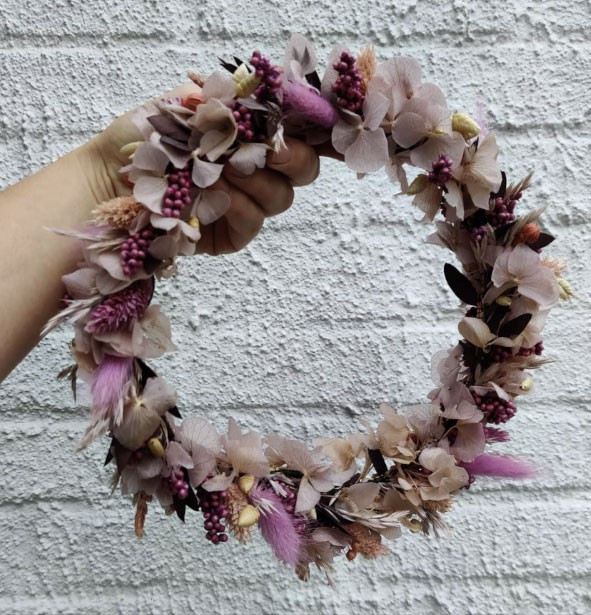 Sød blomsterkrans i feminine pasteller