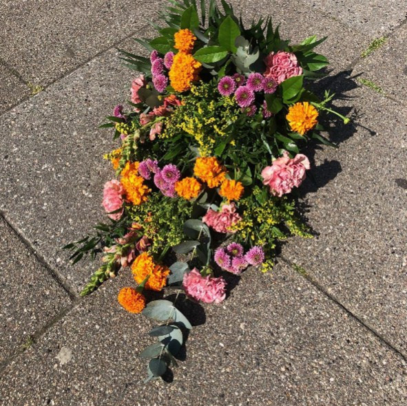 Bårebuket i orange/lilla