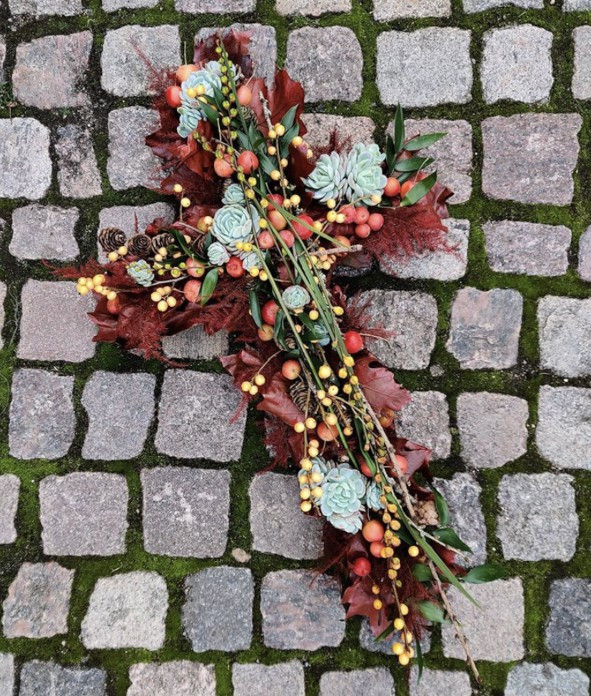 Kors pyntet efter årstiden