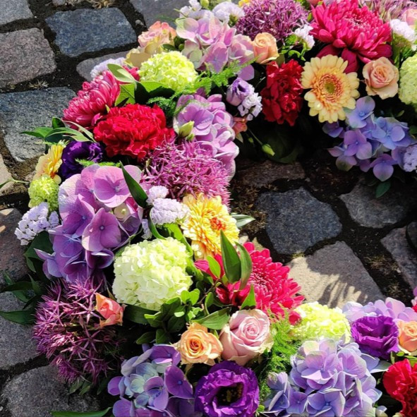 Multifarvet blomsterkrans