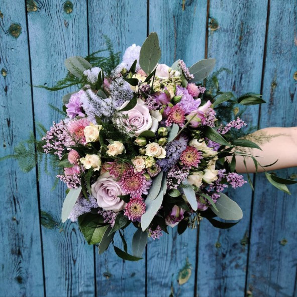 Tæt lilla brudebuket