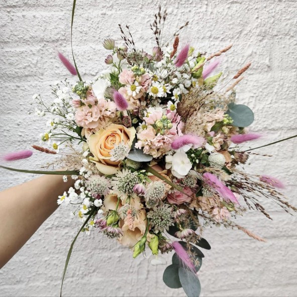 Vild markstyle brudebuket i lyse toner