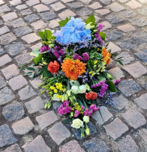 Bårebuket i blandede farver