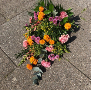 Bårebuket i orange/lilla